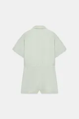 Mono corto de Zara Woman Collection color verde menta, confeccionado en mezcla de algodón y lino. Presenta cuello solapa, manga corta, cierre frontal con botones, bolsillos de plastrón con solapa en el pecho y cintura ajustable con lazo.
