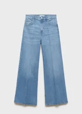 Pantalón jeans de tiro alto y corte wide leg, confeccionado en tejido de algodón con elasticidad. Presenta diseño de cinco bolsillos, cierre frontal con botón y cremallera, y trabillas para cinturón.