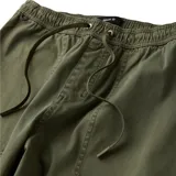 Pantalón Roark modelo Made To Fade, de corte relajado y color verde militar, con bolsillos frontales tipo parche.