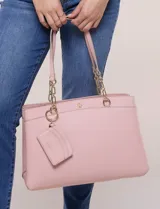 Cartera de hombro de eco cuero color rosado, con estructura tripartita, compartimento central con cierre metálico, compartimentos laterales con broche magnético y asas dobles con detalle de cadena metálica. Incluye tarjetero desmontable.