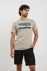 Bermuda de gabardina color tostado, con corte recto, bolsillos laterales y cierre frontal con botón.