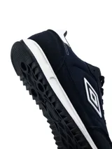 Championes Umbro Omni de hombre, color negro con detalles en rojo brillante en el logotipo lateral. Entresuela blanca y suela de goma tipo trampa.