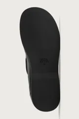 Zapato náutico de piel color negro con acabado abatanado, cordones de cuero y suela a tono.