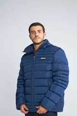 Campera puffer Mistral de corte regular, con cierre frontal completo, bolsillos laterales con cierre y capucha desmontable. Presenta logo de la marca en goma en el pecho.