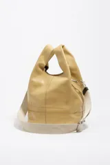 Bolso de mano modelo Paper de la marca Bimba Y Lola, confeccionado en cuero negro de estructura mediana. Cuenta con asas superiores fijas, una correa ajustable en tono beige y el logotipo metálico de la marca en la parte frontal inferior.
