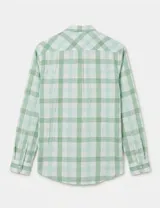 Camisa de manga larga con estampado de cuadros vichy en tonos rosados y blancos. Presenta cuello clásico, cierre frontal con botones y un bolsillo en el pecho con etiqueta de la marca.