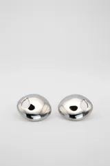 Par de aros plateados de acero quirúrgico hipoalergénico con forma irregular.