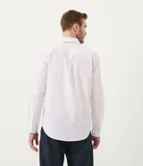 Camisa de vestir slim fit con estampado de cuadros en tonos rosa y blanco, cuello camisero y mangas largas.