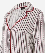 Pijama largo Lov de dos piezas confeccionado en viscosa, con estampado de rayas verticales y pequeños corazones. La parte superior es una camisa de mangas largas, cuello solapa y cierre frontal con botones y vivos a contraste. El pantalón cuenta con cintura elástica y diseño recto.