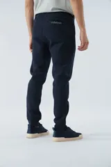 Pantalón de felpa gris para hombre con logo estampado y en goma, bolsillos con cierre, cierres en los tobillos, cintura ajustable y puños.