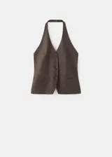 Chaleco marrón de lino y algodón, con diseño entallado, cuello halter, escote en pico, sin mangas, espalda abierta, bolsillos de ribete delanteros y cierre frontal de botones.