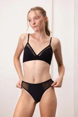 Soutien triangular negro con tirantes finos ajustables, confeccionado en tejido ECO Lycra CO₂® con detalles de microtul en la parte superior de las copas.