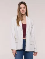 Blazer sastrero de lino color beige, de calce clásico con solapa de muesca, cierre de un solo botón y bolsillos frontales con solapa.