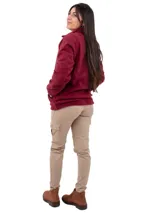 Campera de micropolar doble pesado color negro, con cuello alto y cierre frontal.