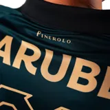 Camiseta de fútbol Puma del Club Atlético Peñarol, modelo Third Jersey 26. Diseño en tonos oscuros con patrón geométrico en zigzag, detalles en color dorado en cuello, mangas y logos. Incluye escudo del club, logo de Puma y sponsor Antel en el frente.