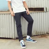 Championes Vans Old Skool de caña baja, capellada de lona y gamuza azul, con la icónica sidestripe de cuero blanca, cuello acolchado, plantilla acolchada y la suela de waffle original de Vans.