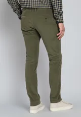 Pantalón de pana azul marino, de corte recto, con bolsillos laterales y traseros.