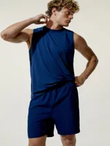 Bermuda deportiva de corte recto y largo medio, confeccionada en tejido técnico ligero de color verde oliva. Cuenta con cintura elástica y bolsillos laterales.