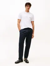 Remera de corte regular confeccionada en puro algodón, con cuello redondo, bolsillo de parche en el pecho con logo arqueado y logo bordado en la manga.