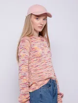 Sweater de tejido de punto multicolor en tonos verde, lila y blanco. Es de manga larga y corte holgado.