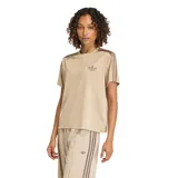 Remera Adidas color beige con cuello redondo, manga corta y las tres tiras características de la marca en color marrón en los hombros. Incluye el logo del trébol de Adidas bordado en el pecho.