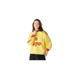 Remera de manga larga de Eme Studios de corte oversize, color amarillo con detalles en rojo en el cuello redondo, los puños y las franjas laterales de las mangas. Presenta estampados y un escudo deportivo en el frente.
