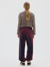 Jean parachute de denim liviano, color bordó con efecto lavado, silueta amplia y cintura y bajo ajustables.