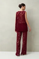 Pantalón ancho de encaje floral color bordó, con transparencias.