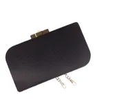 Clutch rectangular de rafia sintética en color negro, con cierre superior metálico dorado y herrajes para correa desmontable.