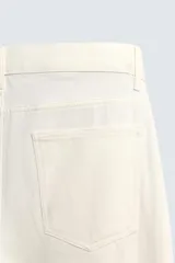 Pantalón de corte regular fit, confeccionado en una mezcla de algodón y lino. Presenta un diseño clásico de cinco bolsillos, con cierre frontal de cremallera y botón.