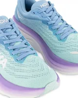Championes Hoka Bondi 8 color celeste con detalles en lila y blanco.