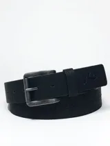 Cinturón de cuero sintético color negro con textura granulada, hebilla metálica en tono envejecido y pasador con logo de la marca grabado.