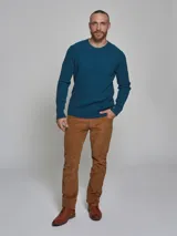 Sweater azul petróleo de punto con ochos, cuello redondo y corte clásico.