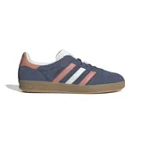Championes Adidas Gazelle Indoor de gamuza azul con detalles en rosa y blanco.