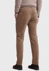 Pantalón de pana gris con corte slim fit, bolsillos laterales y traseros, y cinturón trenzado verde.