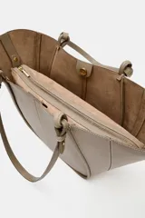 Bolso de hombro tipo shopper color marrón topo, con diseño estructurado, detalles de pespuntes visibles en el cuerpo y doble asa para el hombro.