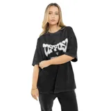 Remera unisex de corte oversize con efecto lavado, color negro, con estampa gráfica frontal en color blanco.
