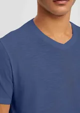 Camiseta de manga corta con cuello en V, color blanco, confeccionada en tejido flamé.