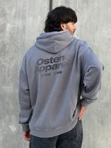 Canguro gris con capucha ajustable con cordones, bolsillo tipo canguro y logo estampado en el pecho.