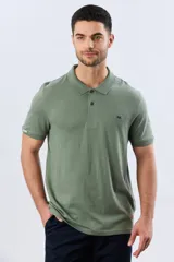 Remera polo de manga corta en color azul melange, con cuello camisero, cierre frontal de dos botones y pequeño bordado en el pecho.