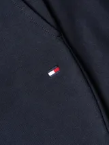Joggers azul marino de felpa de algodón con cintura elástica ajustable con cordón, bolsillos laterales, un bolsillo trasero y bajos elásticos.