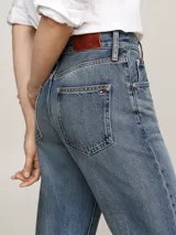 Pantalón de jean azul de corte bootcut, tiro alto y efecto lavado.