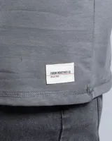 Remera de manga larga en color blanco, con cuello redondo y corte clásico. Presenta un pequeño detalle de etiqueta cosida en el puño de la manga.