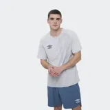 Remera deportiva Umbro modelo Bosse, de color gris claro con rayas verticales sutiles en el frente y mangas cortas. Cuenta con el logo de la marca estampado en el pecho.