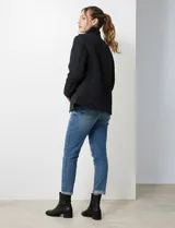 Campera acolchada negra con diseño capitoné de rombos. Posee cuello alto abotonado y cierre frontal oculto con botones a presión dorados. Incluye bolsillos delanteros con solapa y botones a presión dorados.