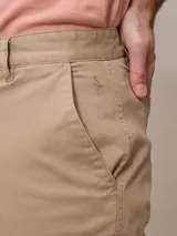 Bermuda azul marino de gabardina, corte recto, con bolsillos laterales y traseros.