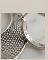 Aros de plata 925 con acabado empavonado y diseño ovalado de textura microperforada.