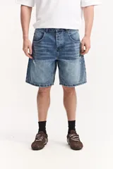 Bermuda de jean de corte amplio y largo hasta la rodilla, color gris con lavado desgastado.