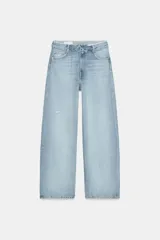 Jeans de tiro bajo con diseño de cintura vuelta, corte recto y cinco bolsillos. Presenta cierre frontal con cremallera y botón metálico.