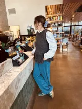 Chaleco tejido en lana color marrón con terminación en flecos.